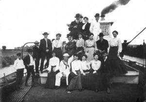 Excursion boat at Shakopee, 1905     